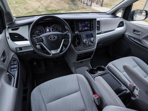 Used 2019 Toyota Sienna LE image 21