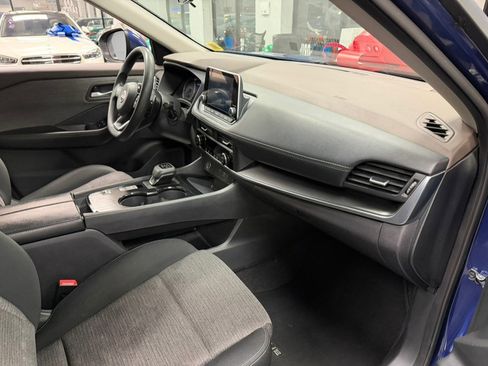 Used 2023 Nissan Rogue SV image 34