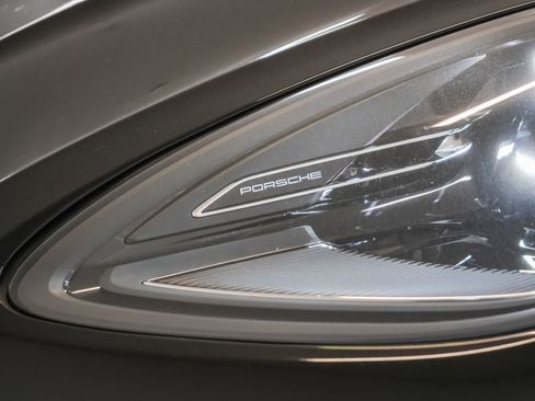 Certified 2023 Porsche Macan AWD/4WD image 16