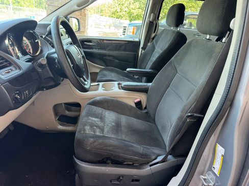 Used 2016 Dodge Grand Caravan SXT FWD image 9
