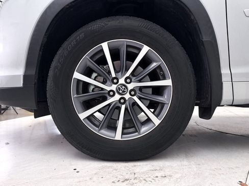 Used 2017 Toyota Highlander XLE w/ Carpet Mat Package AWD/4WD image 13