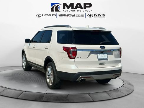 Used 2017 Ford Explorer XLT w/ Equipment Group 202A FWD image 4