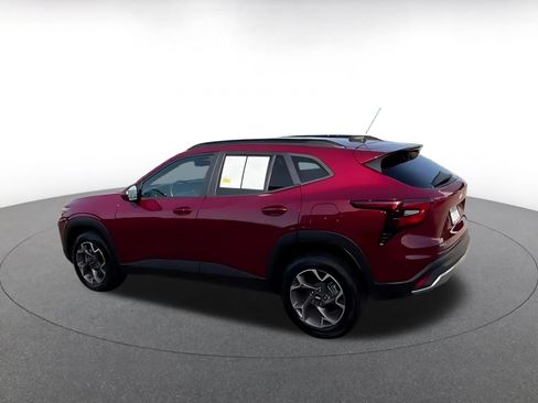 Used 2025 Chevrolet Trax LT w/ LT Convenience Package FWD image 6