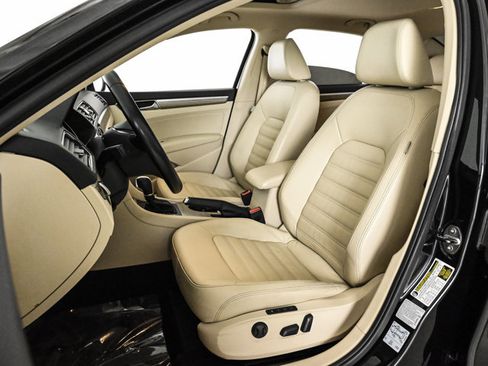 Used 2017 Volkswagen Passat 1.8T SEL Premium image 17