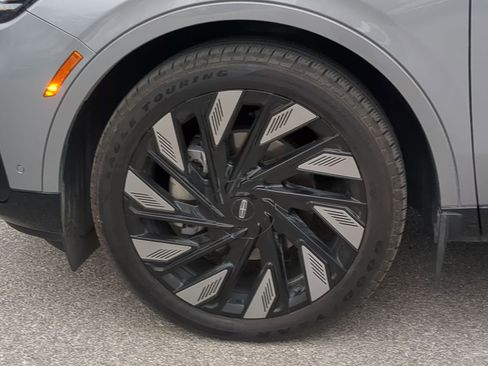 Used 2024 Lincoln Nautilus Reserve w/ Equipment Group 202A image 9