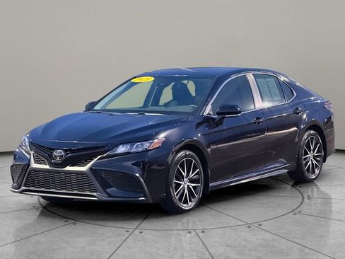 Used 2023 Toyota Camry SE image 2