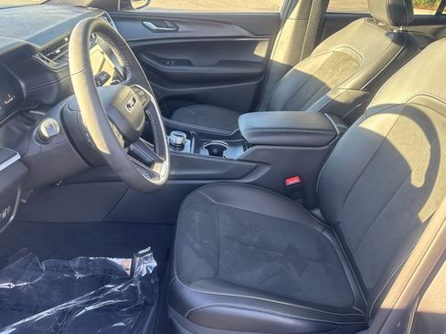 Certified 2025 Jeep Grand Cherokee Altitude image 15