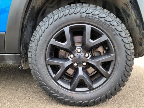 Used 2017 Jeep Cherokee Trailhawk w/ Cold Weather Group AWD/4WD image 19