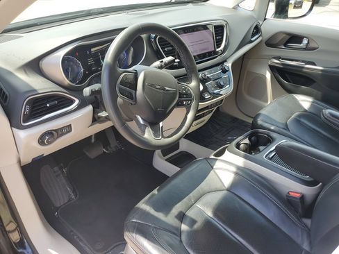 Used 2022 Chrysler Pacifica Touring-L FWD image 22