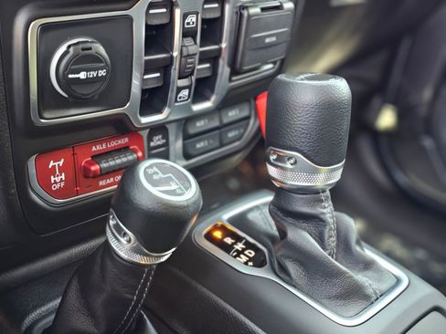 Used 2025 Jeep Gladiator Mojave AWD/4WD image 15