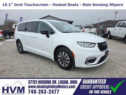 Used 2024 Chrysler Pacifica Select