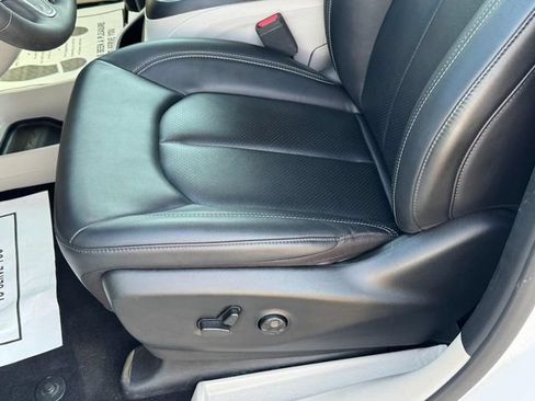 Used 2024 Chrysler Pacifica Touring-L FWD image 26
