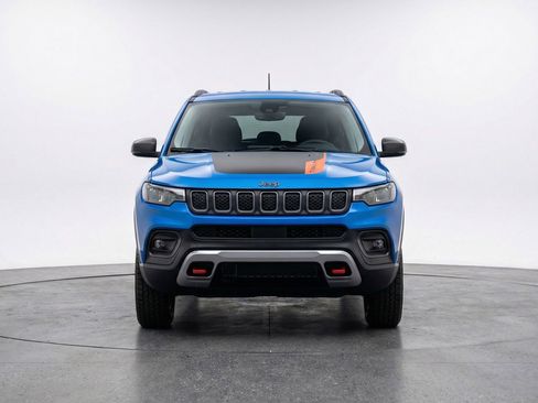 Used 2025 Jeep Compass Trailhawk AWD/4WD image 2