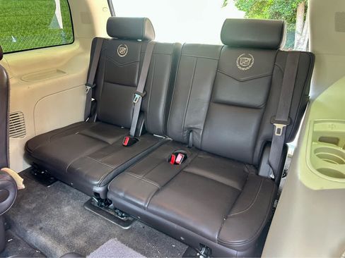 Used 2012 Cadillac Escalade Platinum RWD image 13