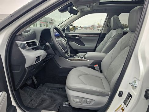 Used 2025 Toyota Highlander Platinum image 19