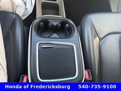 Used 2023 Chrysler Pacifica Touring-L image 24