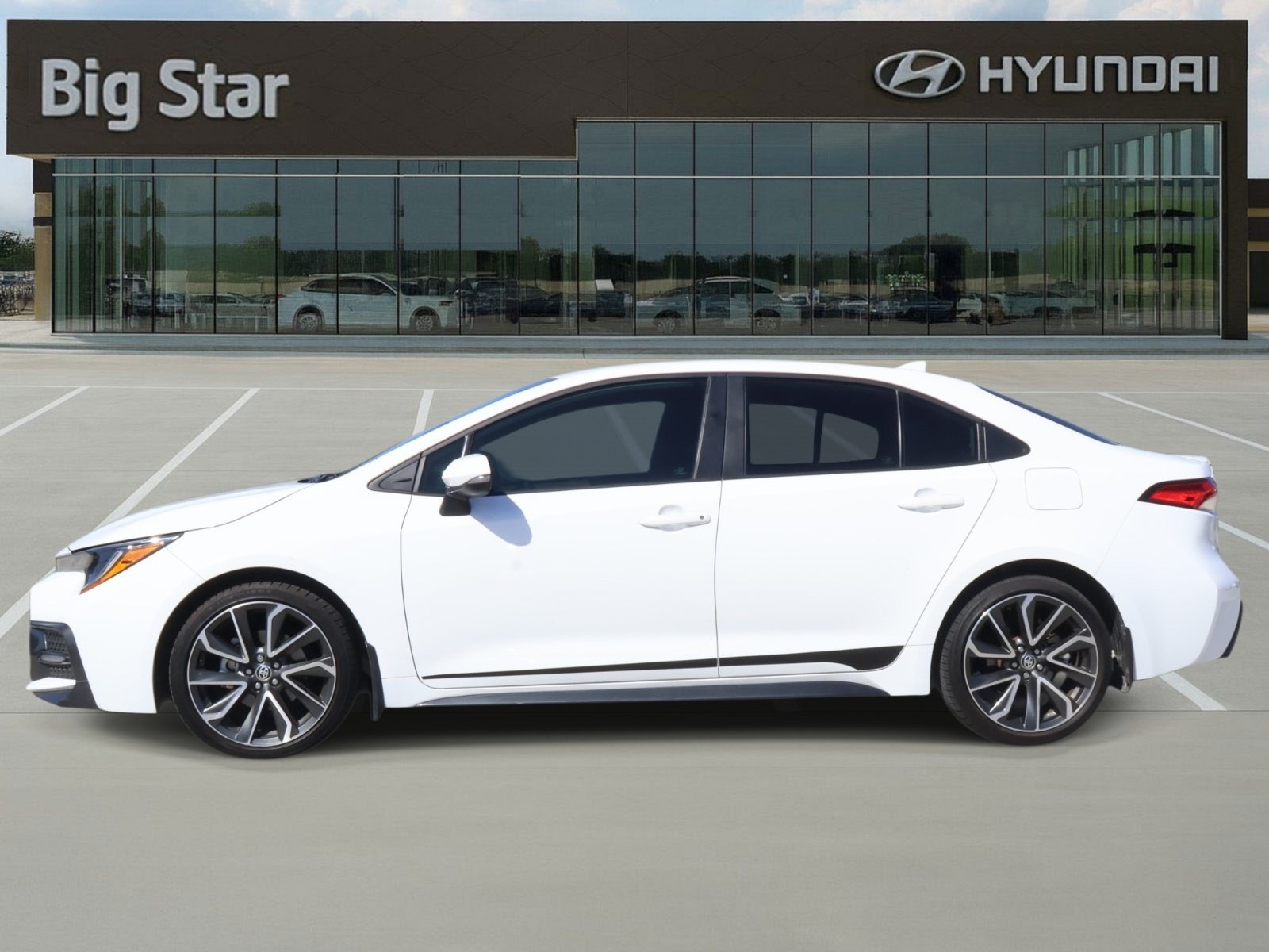 Used 2022 Toyota Corolla SE FWD image 2