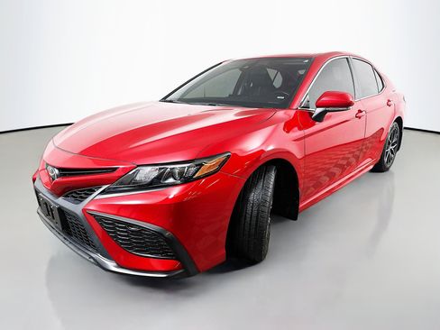 Used 2023 Toyota Camry SE image 3