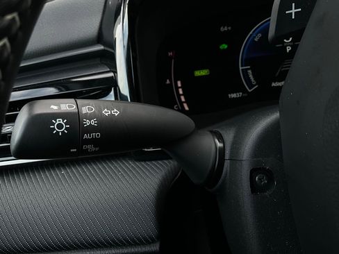 Used 2025 Toyota Camry SE image 35