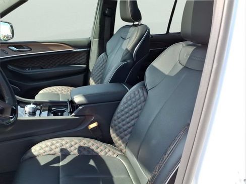 Used 2025 Jeep Grand Cherokee Summit w/ Luxury Tech Group V AWD/4WD image 18