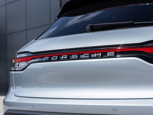 Certified 2026 Porsche Macan AWD/4WD image 15
