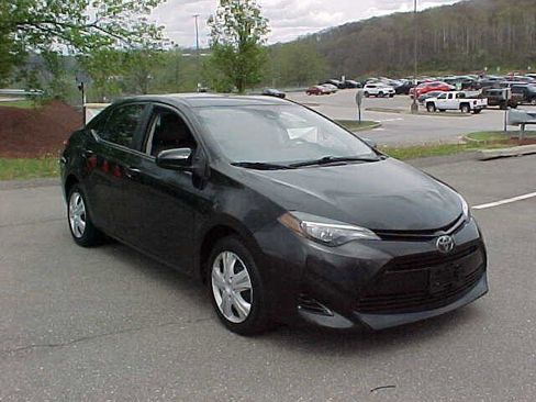 Used 2017 Toyota Corolla LE image 2