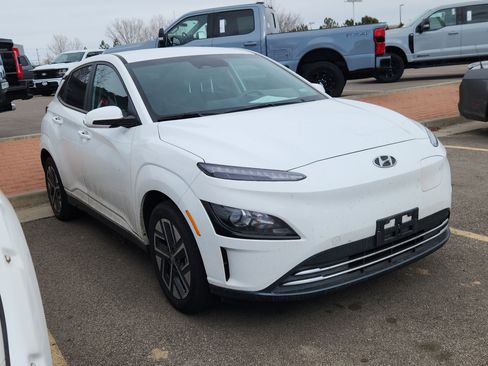 Used 2023 Hyundai Kona SE w/ Cargo Package image 3