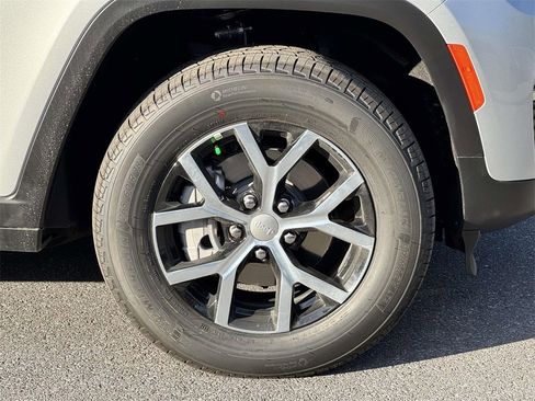 New 2025 Jeep Grand Cherokee Limited image 12