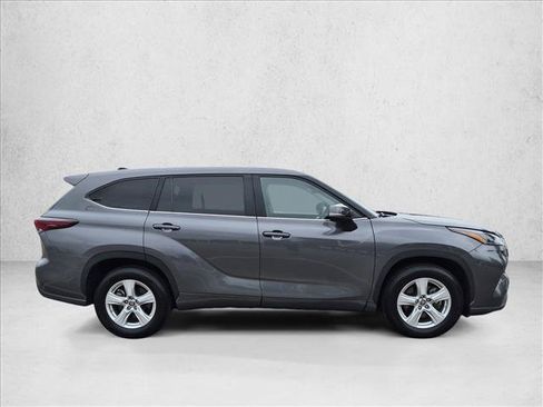 Used 2025 Toyota Highlander LE FWD image 4