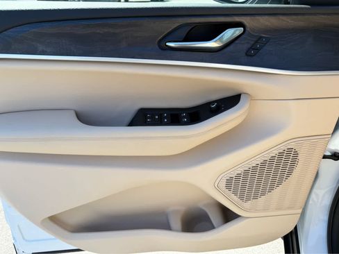 Used 2025 Jeep Grand Cherokee Limited w/ Black Appearance Package image 11