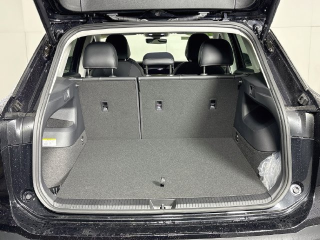 Certified 2025 Volkswagen Tiguan SE FWD image 25