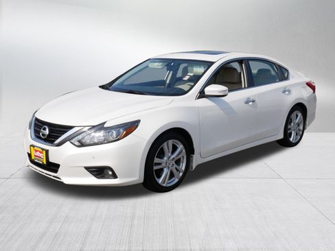 Used 2017 Nissan Altima 3.5 SL w/ 3.5SL Technology Package FWD image 3
