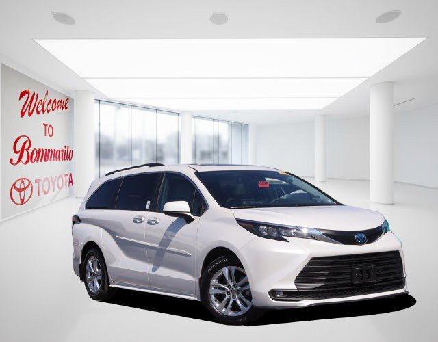 Used 2025 Toyota Sienna XLE w/ XLE Plus Package AWD/4WD image 2