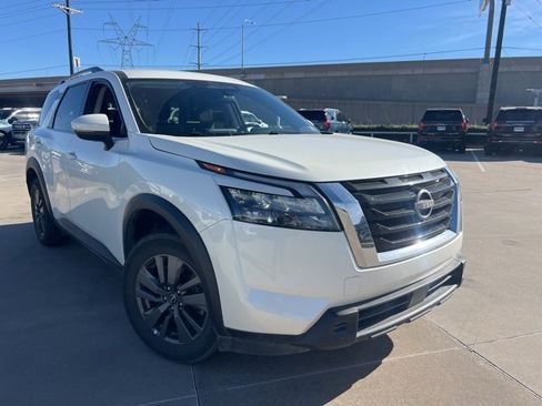 Used 2024 Nissan Pathfinder SV image 2