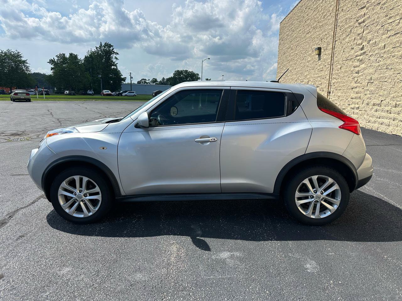 Used 2013 Nissan Juke SV FWD image 2