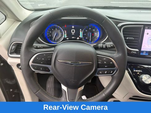 Used 2022 Chrysler Pacifica Touring-L FWD image 15