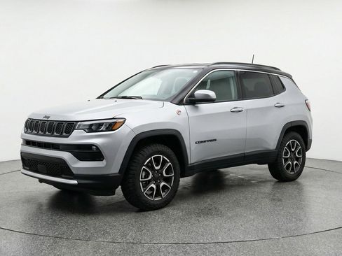 Used 2025 Jeep Compass Trailhawk AWD/4WD image 3
