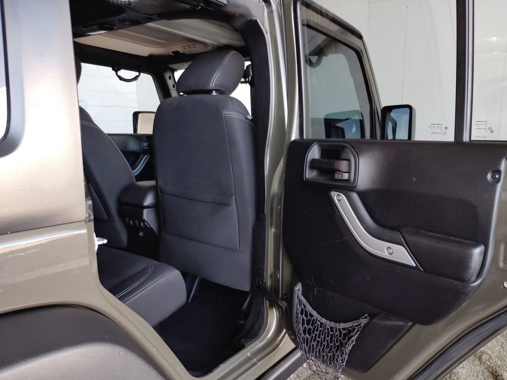 Used 2015 Jeep Wrangler Unlimited Rubicon w/ Connectivity Group AWD/4WD image 15