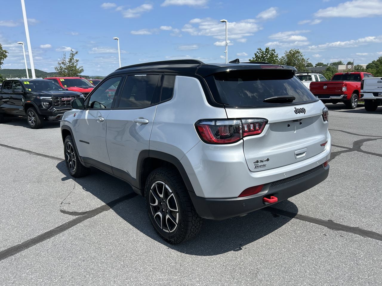 Used 2025 Jeep Compass Trailhawk AWD/4WD image 5