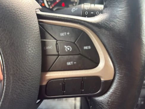 Used 2017 Jeep Renegade Latitude w/ Popular Equipment Group image 11