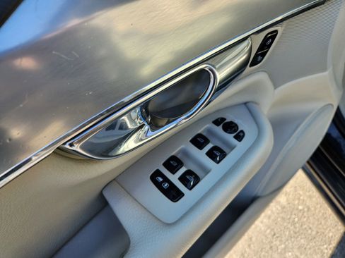 Used 2017 Volvo XC90 T5 Momentum w/ Vision Package image 24