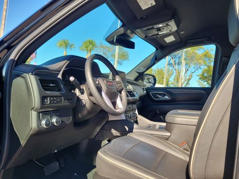 Used 2024 GMC Yukon SLT w/ SLT Luxury Package image 9