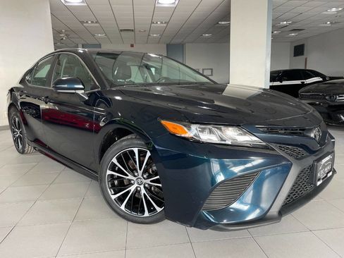Used 2020 Toyota Camry SE image 1