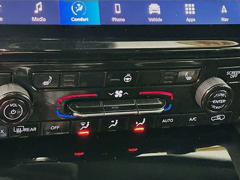 Certified 2024 Jeep Grand Cherokee Limited image 31