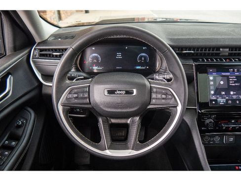 Used 2023 Jeep Grand Cherokee Laredo AWD/4WD image 21