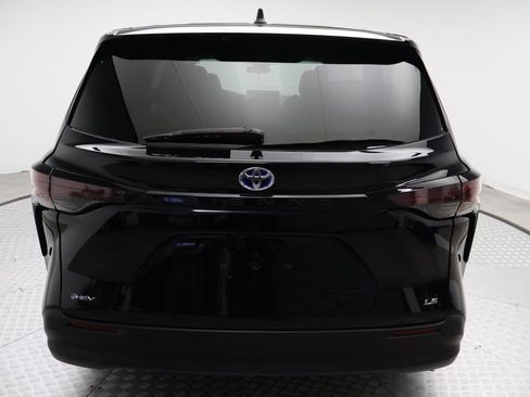 Certified 2025 Toyota Sienna LE image 10