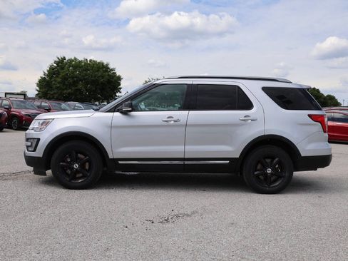 Used 2017 Ford Explorer XLT w/ Equipment Group 202A AWD/4WD image 8