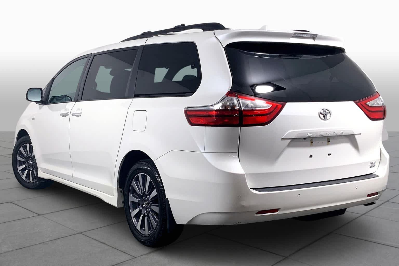 Used 2018 Toyota Sienna XLE Premium w/ Outdoor Package AWD/4WD image 12