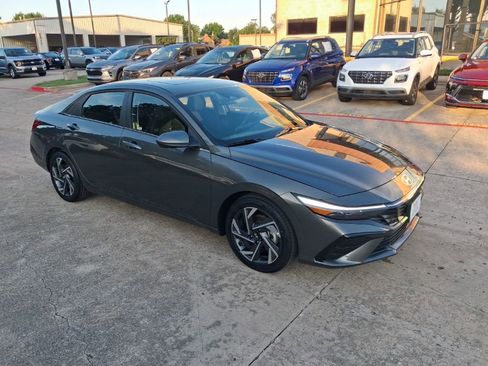 Used 2025 Hyundai Elantra SEL FWD image 6