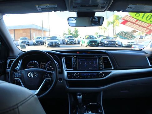 Used 2018 Toyota Highlander XLE image 28